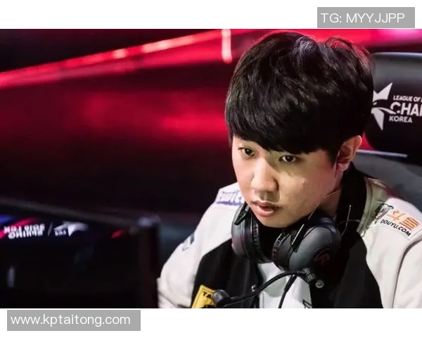 英雄联盟战术解析：全面剖析FPX的盯防策略与执行细节